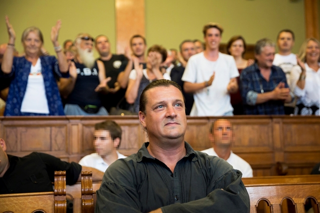 Convicted terrorist György Budaházy receives a standing ovation in the Budapest Capital Regional Court on Tuesday from Jobbik supporters, right before his sentencing. Photo: Balázs Mohai/MTI
